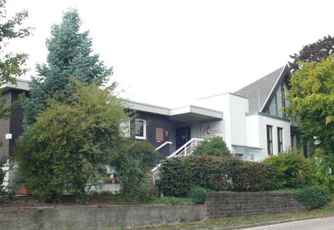 Das Jubiläum der 1975 erbauten zweiten Friedenskirche der evangelisch-methodistischen Gemeinde Bauschlott an der B294, Brettener Straße 7, wird am Wochenende festlich begangen. Sie wird seither allen Anforderungen der Gemeindearbeit gerecht und enthält (links) auch eine Pastorenwohnung.