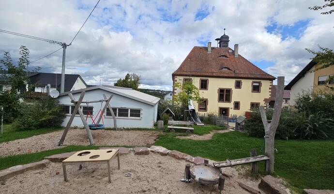 Nach dem Auszug der Kindergartenkinder steht das ehemalige Rat- und Schulhaus in Steinegg leer. Gemeinderat Hasan Akbaba (Bürger für das Biet) brachte die künftige Verwendung des Gebäudes zur Sprache. Im Bild: das ehemalige Rat- und Schulhausgebäude, links daneben das Feuerwehrhaus.