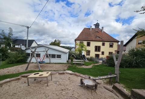 Nach dem Auszug der Kindergartenkinder steht das ehemalige Rat- und Schulhaus in Steinegg leer. Gemeinderat Hasan Akbaba (Bürger für das Biet) brachte die künftige Verwendung des Gebäudes zur Sprache. Im Bild: das ehemalige Rat- und Schulhausgebäude, links daneben das Feuerwehrhaus.