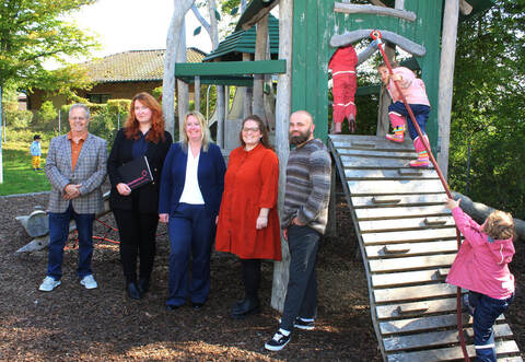 Die Übergabe des Ötisheimer Kinderhauses Steidach erfolgt am Mittwoch von Bürgermeister Werner Henle an den Verein „miteinanderleben“ mit Bereichsleiterin Cora Kranz, Vorsitzender Maren Bieberich,  Kindergartenleiterin Annelie Schrödter und Teamleiter Christian Gutjahr (von links).