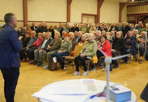 Der Direktor des Regionalverbands Nordschwarzwald, Sascha Klein, erklärt den Zuhörern, wie die Vorranggebiete für Windenergieanlagen festgelegt werden. Dabei betonter, dass im gesamten Verbandsgebiet dieselben Kriterien gelten.