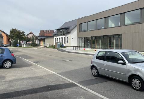 Die Knittlinger Stadtverwaltung will prüfen, ob der neue Kita-Eingang (hinten), der direkt auf die Esselbachstraße führt, neu gestaltet werden müsste.