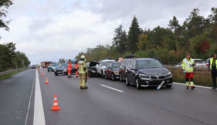 Crash auf der A5 - Mehrere Fahrzeuge bei Unfall beteiligt