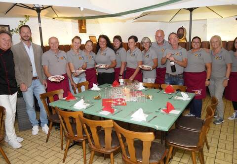 Es ist angerichtet: Ehrenamtliche des Freundeskreises Civitella haben den ersten Kämpfelbacher Pasta-Abend auf die Beine gestellt, sehr zur Freude von Initiator Harald Frei (links) und Bürgermeister Thomas Maag (rechts daneben).