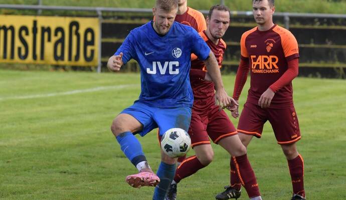 Robin Locher (am Ball) trug mit einem Treffer zum Sieg des FC Dietlingen beim TuS Ellmendingen bei.