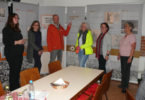 Einen Eröffnungsvortrag gab es von Sabine Drotziger (links) vom Kreisarchiv. Elvira Knothe (von rechts), Vorsitzende des Heimatvereins, und ihre Stellvertreterin Claudia Martus-Ehrmann mit interessierten Besuchern.