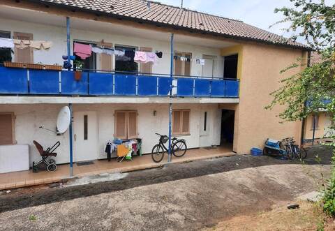 Die städtische Unterkunft am Falkenweg ist stark in die Jahre gekommen. Die Wohnungen werden regelmäßig überprüft, sagt die Stadt. Die Mindestanforderungen würden eingehalten.