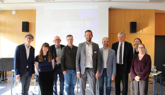 Mika Schubert und Anna Gaiser (von links) moderieren die Diskussion mit Kai Adam, Simon Schwarz, Bastian Rosenau, Andreas Renner, Hans-Ulrich Rülke. Darüber freuen sich Schulleiterin Heike Reifurth und Kathrin Zimmermann.