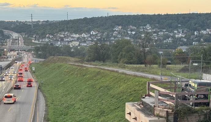Einsamer und umzäunter Parkplatz: Ein Mitarbeiter, der täglich die A8-Großbaustelle im Enztal überwacht, darf sein Fahrzeug auf diesem Pfeilerstück der früheren Raststättenbrücke abstellen.