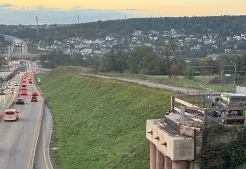Einsamer und umzäunter Parkplatz: Ein Mitarbeiter, der täglich die A8-Großbaustelle im Enztal überwacht, darf sein Fahrzeug auf diesem Pfeilerstück der früheren Raststättenbrücke abstellen.