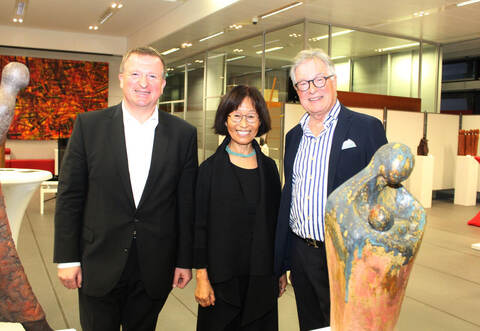Über rund 100 Besucher freuen sich die Künstlerin Chong-Im Neukamm, Marktdirektor Gerd Owczarek (links) und der ehemalige Sparkassendirektor Herbert Müller bei der Eröffnung der Ausstellung „AndersARTig“ am Montagabend im Sparkassenhaus Mühlacker.