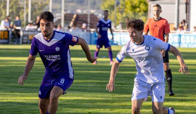 Enes Türköz (links, im Spiel gegen den KSC II) fehlt dem FC Nöttingen wegen einer Verletzung.