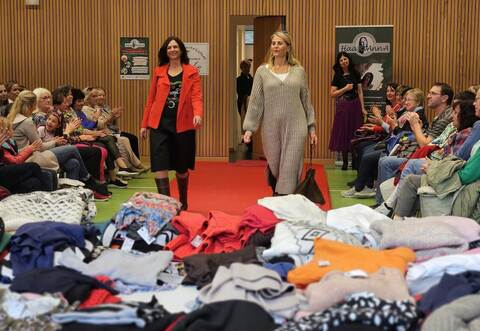 Die Modenschau am Sonntag gilt als Highlight des Secondhand-Kleidermarkts in der Würmtalhalle in Tiefenbronn-Mühlhausen. Dort laufen 20 Models über den Laufsteg und präsentieren Mode, in deren Mittelpunkt Nachhaltigkeit steht.