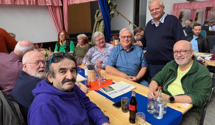 Bekannte Gesichter und Heuriger-Gemütlichkeit im neuen Besen: Frank Daudert steht neben Bernhard und Rosmarie Pischzan am legend Bekannte Gesichter und Heuriger-Gemütlichkeit im neuen Besen: Frank Daudert steht neben Bernhard und Rosmarie Pischzan am legendären „Adler“-Stammtisch.Erb