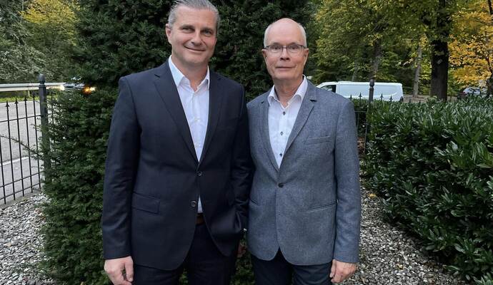 Vorstandsvorsitzender Robert Horvat (links) und Aufsichtsratsvorsitzender Andreas Herkommer konnten auf ein erfolgreiches Jahr 2 Vorstandsvorsitzender Robert Horvat (links) und Aufsichtsratsvorsitzender Andreas Herkommer konnten auf ein erfolgreiches Jahr 2024 der Baugenossenschaft Huchenfeld zurückblicken.