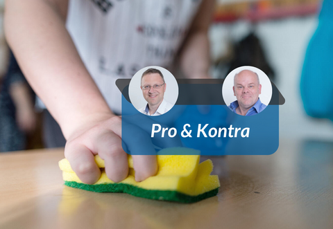 Eine Schülerin putzt ihren Tisch in der Schule: Schwäbisch Gmünds OB möchte so etwas häufiger sehen. Er verspricht sich davon, Geld einzusparen. Das stößt auf Kritik. In der Region wird in vielen Schulen aber schon heute geputzt.