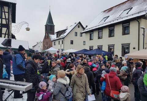 Immer ein Highlight ist die Dorfweihnacht in Grunbach, wie hier im Jahr 2017. Für die musikalische Unterhaltung sorgt seit jeher der Musikverein.