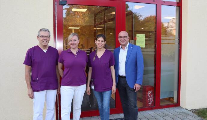 Das Ärzte-Trio in Öschelbronn für erkrankte Kinder: Praxischef und Facharzt Horst Markmann, Friederike Kohlmeier und Katharina Bakker (von links) kümmern sich um kleine und jugendliche Patienten. Über das erweiterte Angebot in seiner Gemeinde freut sich Bürgermeister Uwe Engelsberger.