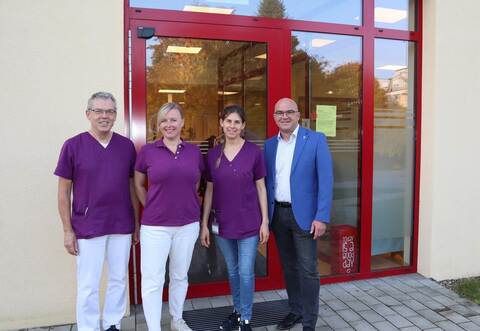 Das Ärzte-Trio in Öschelbronn für erkrankte Kinder: Praxischef und Facharzt Horst Markmann, Friederike Kohlmeier und Katharina Bakker (von links) kümmern sich um kleine und jugendliche Patienten. Über das erweiterte Angebot in seiner Gemeinde freut sich Bürgermeister Uwe Engelsberger.