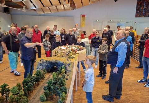 Auch die Eisenbahnfreunde Ispringen gehörten zu den Ausstellern bei den Jugendtagen des MEVR Remchingen in der Kulturhalle.