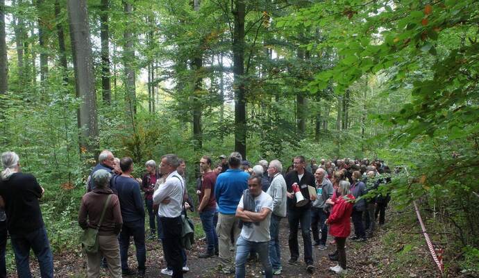 Geplante Windkraft im Wald: Viele Teilnehmer informieren sich. Foto: Ries Geplante Windkraft im Wald: Viele Teilnehmer informieren sich.