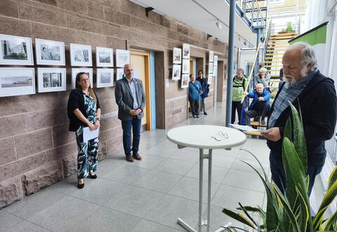 Rolf Noergaard (rechts), sowie Kuratorin Yvonne Wurster und Bürgermeister Matthias Leyn (Zweiter von links) haben die Sonderausstellung „25 Jahre Schömberger Fotoherbst“ eröffnet, bei der viele Siegerstrecken des internationalen Fotofestivals im Rathaus der Glücksgemeinde zu sehen sind.