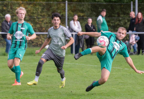 Zaisersweiher (grüne Trikots) schlägt Göbrichen mit 2:1.