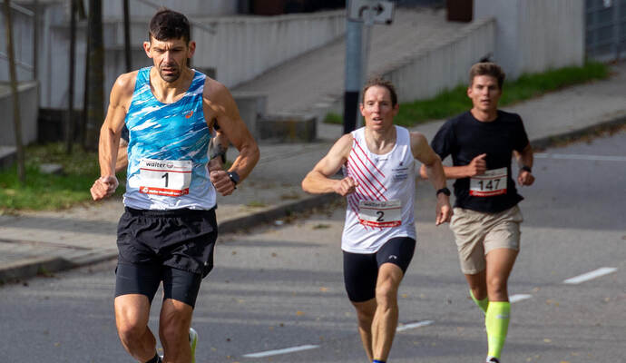Jens Santruschek (links) lief allen davon und gewann den Hauptlauf. Zweiter wurde Roland Golderer (Nummer 2). Julius Klein kam auf Platz vier.