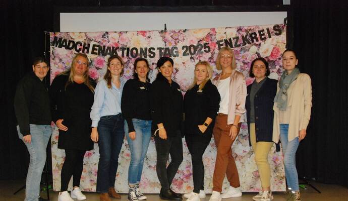 „Starke Mädchen!“ – unter diesem Motto fand im Rahmen der Kinderrechte-Wochen des Enzkreises im Jugendhaus ProZwo in Mühlacker ein inspirierender Mädchenaktionstag statt. Das Bild zeigt die Organisatorinnen Nathalie Pavan (Zweite von links), Anne Marie Rouvière-Petruzzi (Dritte von links), Alice Zahorneanu (Mitte) sowie Kinga Golomb (Dritte von rechts).