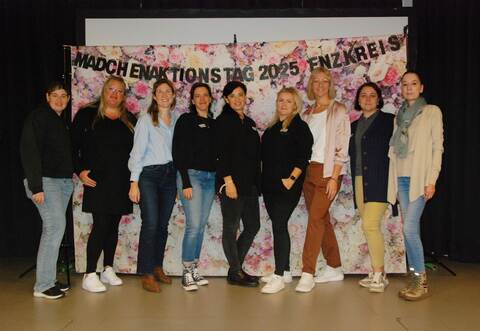 „Starke Mädchen!“ – unter diesem Motto fand im Rahmen der Kinderrechte-Wochen des Enzkreises im Jugendhaus ProZwo in Mühlacker ein inspirierender Mädchenaktionstag statt. Das Bild zeigt die Organisatorinnen Nathalie Pavan (Zweite von links), Anne Marie Rouvière-Petruzzi (Dritte von links), Alice Zahorneanu (Mitte) sowie Kinga Golomb (Dritte von rechts).
