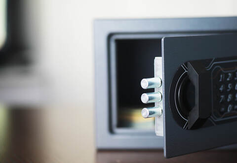 Unbekannte sind in der Nacht auf Freitag in ein Haus in Ispringen eingebrochen und haben einen Tresor mit Schmuck gestohlen.