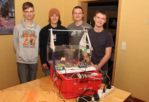 Zufriedene Gesichter: Den ersten Platz der Universität Stuttgart mit 1000 Euro Preisgeld gewinnen mit ihrem „Smarthome“ Modell die Schüler am Maulbronner Salzachgymnasium, Ian Schendzielorz, Gabriel Plewan, Jan Claussen und Aaron König (von links).