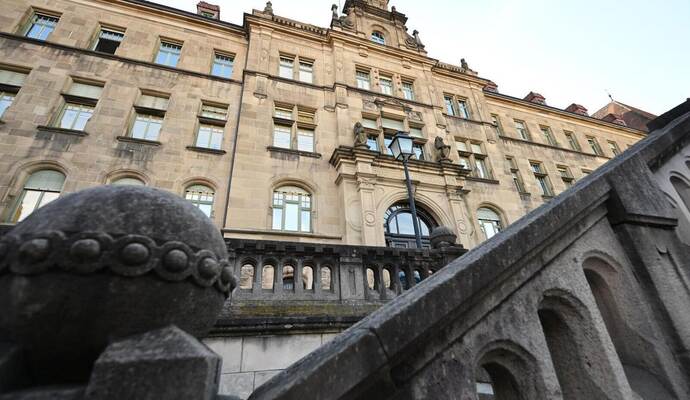 ARCHIV - 21.02.2022, Baden-Württemberg, Tübingen: Das Landgericht in Tübingen. Ein Angeklagter soll im Rahmen einer Psychotherap Prozess gegen Psychotherapeuten wegen sexuellen Missbrauchs