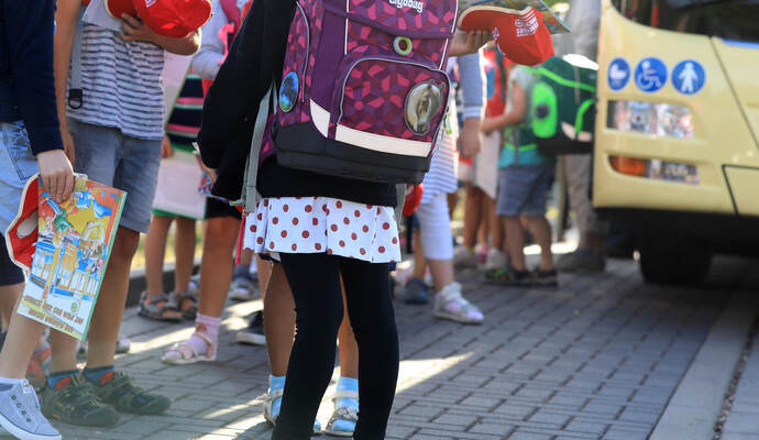 Die betroffenen Kinder kommen oft erst mit Verspätung in der Schule an – oder die Eltern müssen einspringen. Peter Gercke, dpa KINA - Sorgen wegen überfüllter Busse