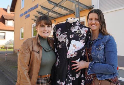 Anna Becker (links) und Dorothee Kraus freuen sich auf den Markt für Mode aus zweiter Hand. Stattfinden soll er in der Steiner Turn- und Festhalle.