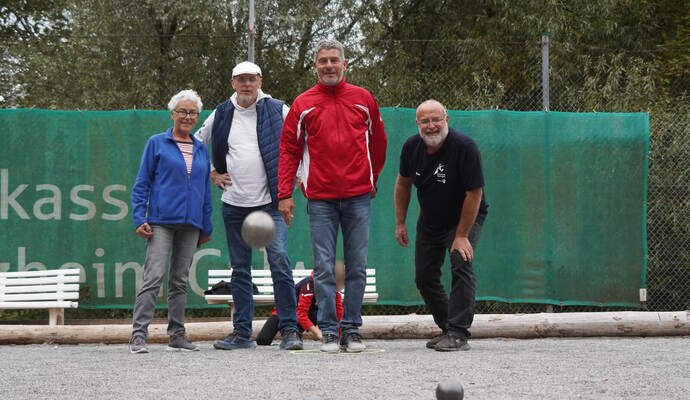 Adelheid Raab, Achim Dürr, Matthias Uhl und Walter Kälber (von links) werfen am Rand des Finales zum Spaß ein paar Kugeln, während die Entscheidungsspiele noch laufen. Auch das ist bei der Bouli-Liga erlaubt.