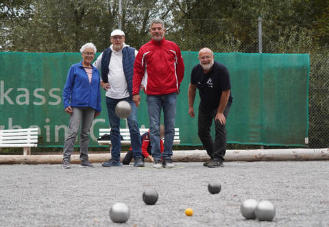 Adelheid Raab, Achim Dürr, Matthias Uhl und Walter Kälber (von links) werfen am Rand des Finales zum Spaß ein paar Kugeln, während die Entscheidungsspiele noch laufen. Auch das ist bei der Bouli-Liga erlaubt.
