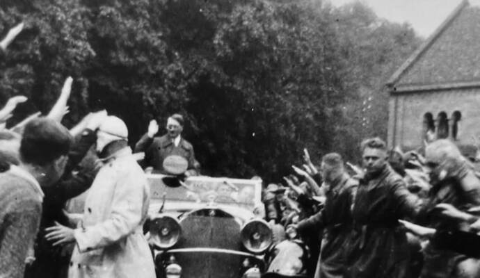 Der „Führer“ Adolf Hitler kommt 1935 nach Maulbronn und wird dort – wie anderorts auch – frenetisch von der Bevölkerung empfange Der „Führer“ Adolf Hitler kommt 1935 nach Maulbronn und wird dort – wie anderorts auch – frenetisch von der Bevölkerung empfangen. Im Hintergrund das Kloster.