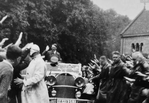 Der „Führer“ Adolf Hitler kommt 1935 nach Maulbronn und wird dort – wie anderorts auch – frenetisch von der Bevölkerung empfangen. Im Hintergrund das Kloster.