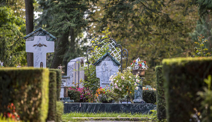 Letzte Ruhestätte: Der Pforzheimer Hauptfriedhof gilt als einer der schönsten im Land und auch einer der schönsten Orte in der S Impressionen Hauptfriedhof