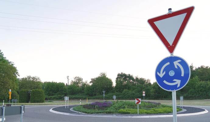 Beim Kreisverkehr am Ortsrand von Bilfingen soll das neue gemeinsame Feuerwehrhaus entstehen. Damit das möglich ist, bedarf es e Beim Kreisverkehr am Ortsrand von Bilfingen soll das neue gemeinsame Feuerwehrhaus entstehen. Damit das möglich ist, bedarf es eines Bebauungsplans, der aktuellaufgestellt wird.