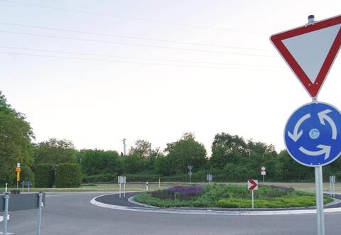 Beim Kreisverkehr am Ortsrand von Bilfingen soll das neue gemeinsame Feuerwehrhaus entstehen. Damit das möglich ist, bedarf es eines Bebauungsplans, der aktuellaufgestellt wird.