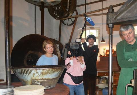 Illingens Ölmüller Jürgen Krauth mit dem Fernsehteam.