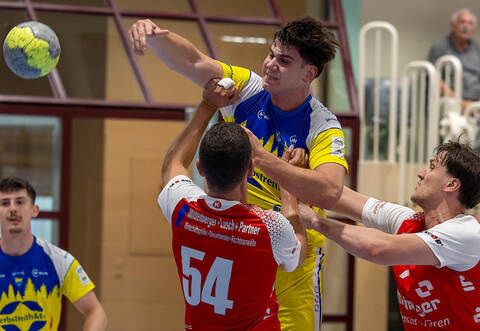 Neuenbürgs Handballer (Vincent Virzi, beim Wurf), wollen gegen Blaustein an die starke Leistung der Vorwoche auf den Fildern anknüpfen.