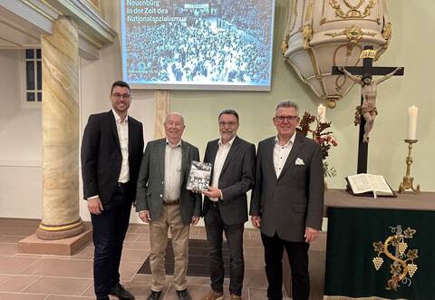 In einen Abend über die Neuenbürger Nazi-Vergangenheit führten in der evangelischen Stadtkirche Bürgermeister Fabian Bader (links) und Dekan Joachim Botzenhardt (rechts) ein. Alt-Bürgermeister und Ehrenbürger Theo Schaubel (Zweiter von links) und Schuldekan Thorsten Trautwein hatten gemeinsam einen Vortrag ausgearbeitet.