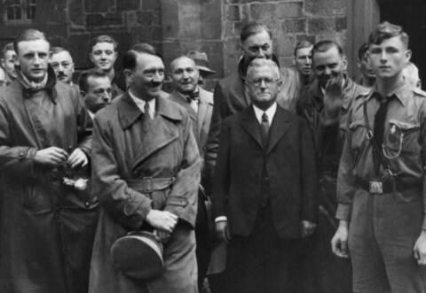 Adolf Hitler wird bei seinem Besuch in der Klosterstadt Maulbronn im Jahr 1935 frenetisch von der Bevölkerung empfangen – wie in zahllosen anderen deutschen Städten zu dieser Zeit auch.