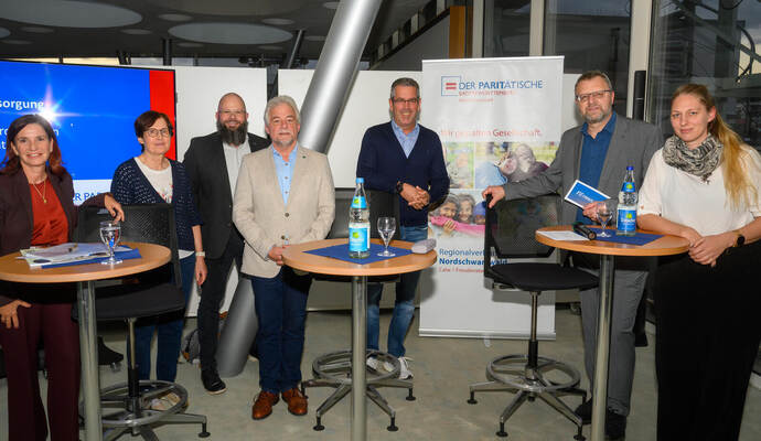 Prof. Dr. med. Nicola Buhlinger-Göpfarth (von links), Bundesvorsitzende des Hausärztinnen- und Hausärzteverbands, Dr. Brigitte L Prof. Dr. med. Nicola Buhlinger-Göpfarth (von links), Bundesvorsitzende des Hausärztinnen- und Hausärzteverbands, Dr. Brigitte Langer-Glock, niedergelassene Frauenärztin, Sascha Oechsle, Der Paritätische, Regionalverbund Nordschwarzwald, Markus Haist, Vorsitzender der Ärzteschaft Pforzheim/Enzkreis und Mitglied im Vorstand der Bezirks- und Landesärztekammer, Oliver Keppler, Vorstand Der Paritätische, Moderator Alexander Heilemann und Isabella Heilig, Der Paritätische, Regionalverbund Nordschwarzwald, diskutieren darüber, wie die ärztliche Versorgung sichergestellt werden kann.