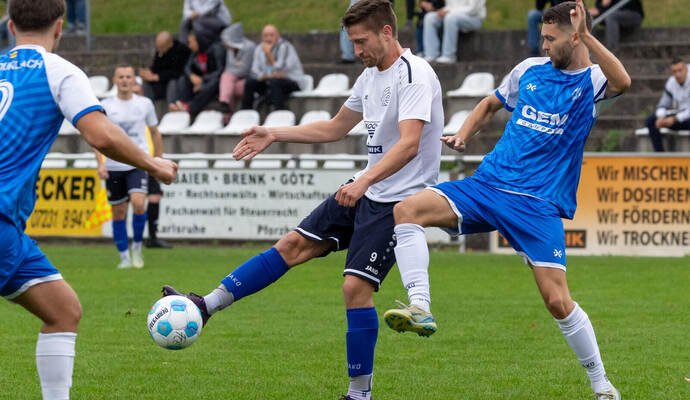 Der 1. FC Ersingen mit Michael Supper (Mitte) muss auch am Sonntag gegen den FC Östringen konzentriert zu Werke gehen. Hier eine Der 1. FC Ersingen mit Michael Supper (Mitte) muss auch am Sonntag gegen den FC Östringen konzentriert zu Werke gehen.Hier eine Szene aus dem Spiel gegen den ASV Durlach, rechts Felix Hoffmann.