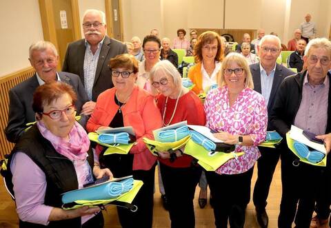Prägen das Vereinsleben in Niefern-Öschelbronn: Zehn langjährig engagierte Bürger erhalten von Rathauschef Uwe Engelsberger (rechts) im Kulturbahnhof die Ehrenmedaille in Gold.