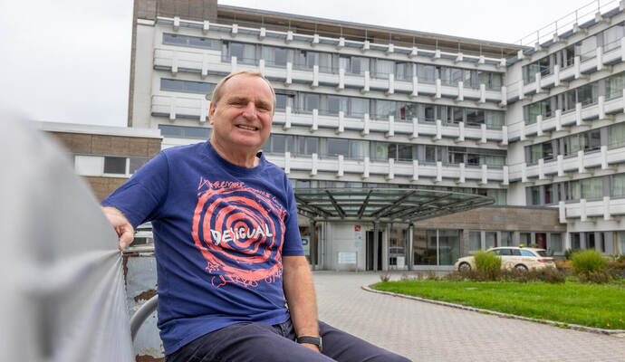 Eckhard Ächtler und sein Mühlacker Krankenhaus: Er hat 1977 als Krankenpfleger dort angefangen und ist nie mehr gegangen. Selbst Eckhard Ächtler und sein Mühlacker Krankenhaus: Er hat 1977 als Krankenpfleger dort angefangen und ist nie mehr gegangen. Selbst heute, mit 68 Jahren, macht er noch zwei Mal im Monat Nachtschichten.